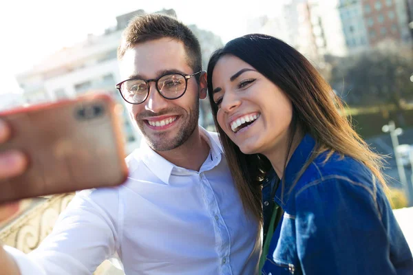Güzel Çekici Gülümseyen Çift Ile Onların Hareket Eden Telefon Selfie — Stok fotoğraf