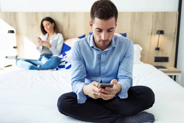 Prise Vue Jeunes Couples Attrayants Ignorant Mutuellement Utilisant Téléphone Après — Photo