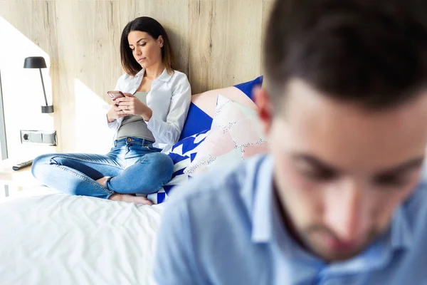 Tiro Atraente Jovem Casal Ignorando Uns Aos Outros Usando Telefone — Fotografia de Stock