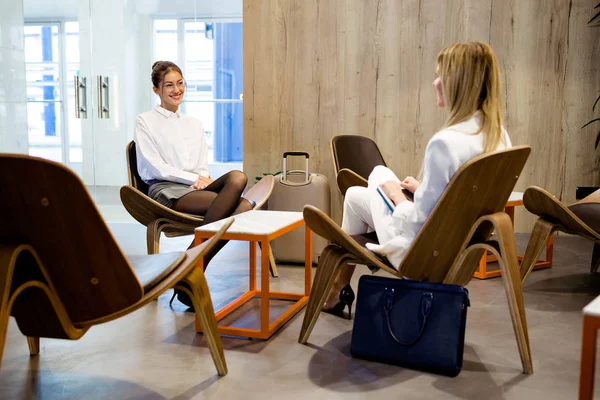 Prise Vue Deux Femmes Affaires Élégantes Attrayantes Réunissant Parlant Travail — Photo