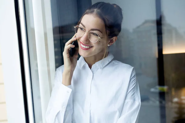 Schot Van Stijlvolle Jonge Zakenvrouw Gesprek Met Haar Smartphone Zoek — Stockfoto