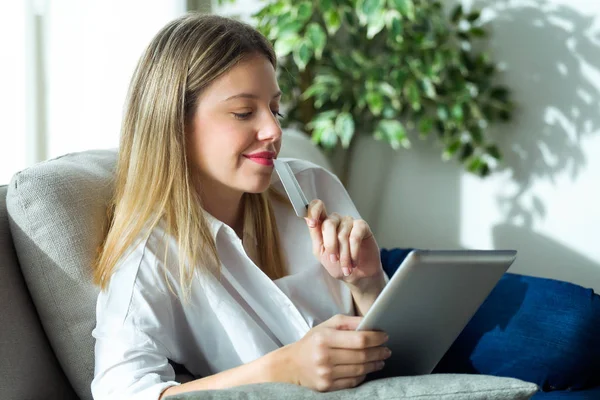 Skott Självsäkra Unga Kvinnan Håller Vit Kreditkort För Att Handla — Stockfoto