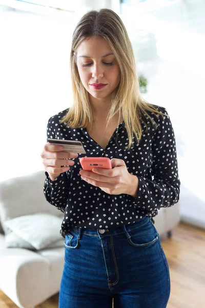 Tiro Mujer Joven Concentrada Sosteniendo Tarjeta Crédito Blanca Para Compras — Foto de Stock