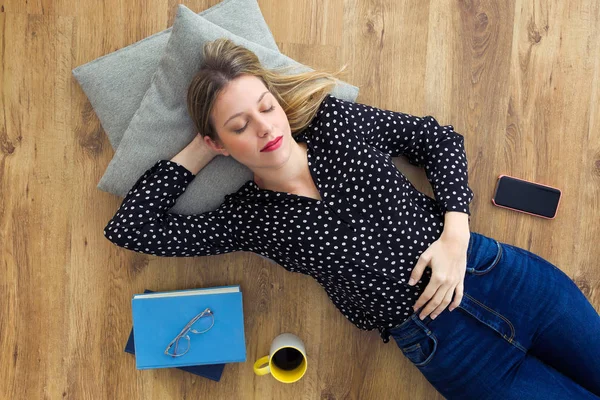 Retrato Una Linda Joven Tumbada Suelo Junto Libros Teléfono Móvil — Foto de Stock