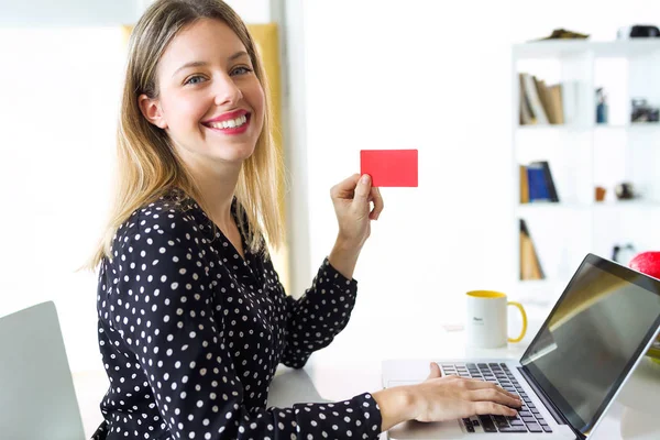 Porträtt Leende Ung Kvinna Tittar Kameran Medan Håller Röda Kreditkort — Stockfoto