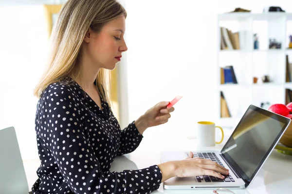 Schot Van Vertrouwen Jonge Vrouw Met Rode Creditcard Voor Online — Stockfoto