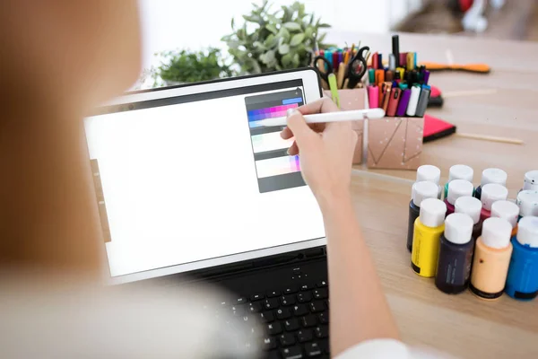 Jovem designer mão mulher trabalhando com seu tablet digital no escritório . — Fotografia de Stock