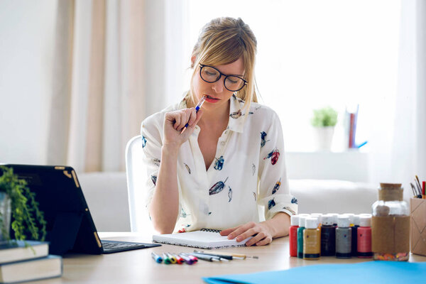 Концентрированная красивая молодая дизайнерша думает о работе в офисе
.