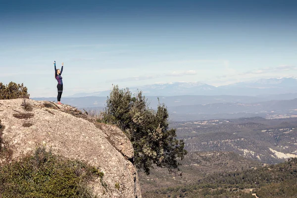 Trail Runner med öppna armar upp medan du njuter av naturen på bergstopp. — Stockfoto