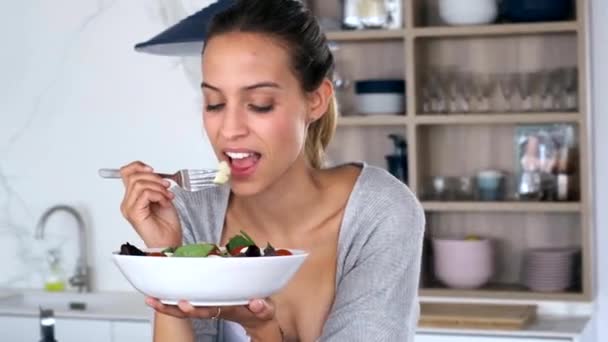 Video Una Joven Bonita Comiendo Ensalada Mientras Está Sentada Cocina — Vídeo de stock