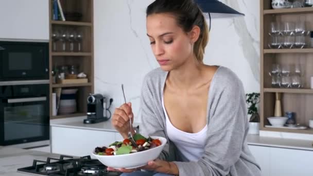 Video Van Mooie Jonge Vrouw Die Salade Eet Terwijl Thuis — Stockvideo