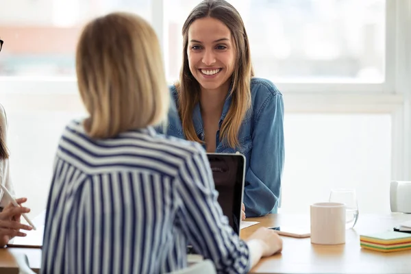 Dos colegas de negocios que trabajan juntos en un espacio de trabajo moderno. Concepto de lluvia de ideas . — Foto de Stock