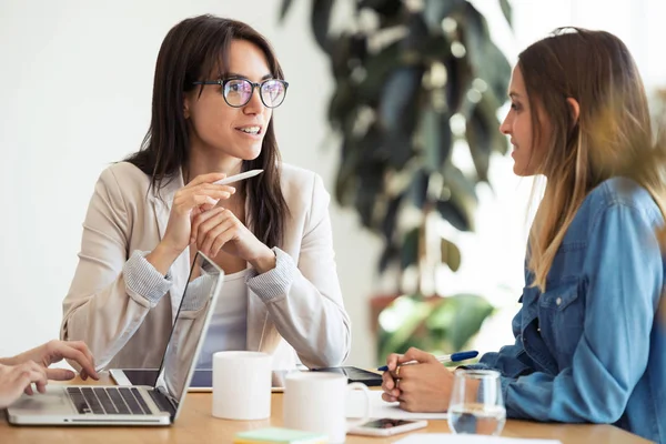 Dois colegas de negócios trabalhando juntos no espaço de trabalho moderno. Conceito de brainstorming . — Fotografia de Stock