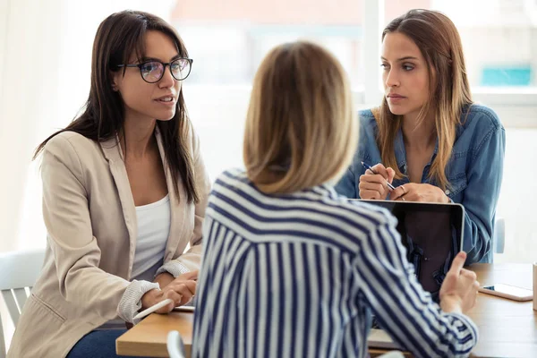 Tres colegas de negocios que trabajan juntos en un espacio de trabajo moderno. Concepto de lluvia de ideas . — Foto de Stock