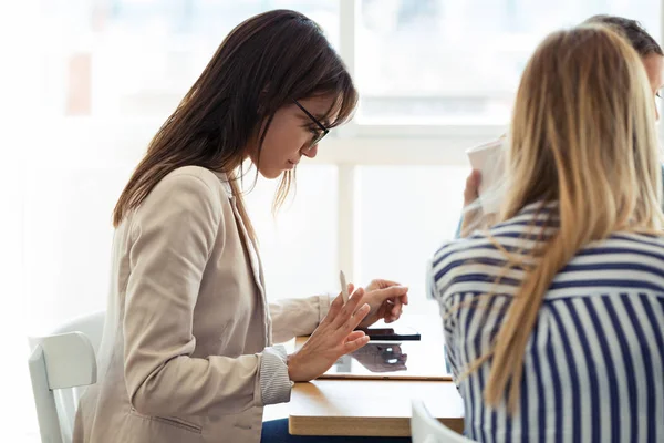 Mujeres de negocios bastante jóvenes trabajando de nuevas ideas en el espacio de co-trabajo . — Foto de Stock