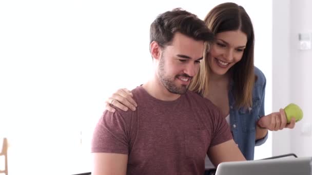 Video Hermosa Pareja Joven Encantadora Usando Computadora Portátil Hablando Cocina — Vídeos de Stock