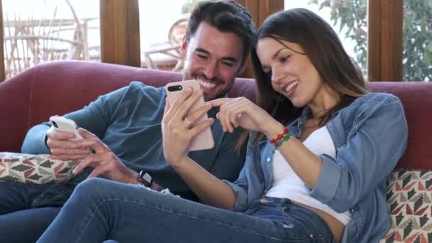 Vídeo Encantador Jovem Casal Usando Eles Telefone Celular Enquanto Sentado — Vídeo de Stock