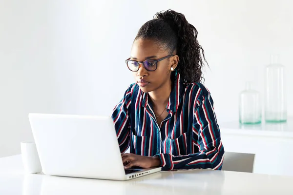Бізнес молода жінка працює зі своїм ноутбуком в офісі . — стокове фото