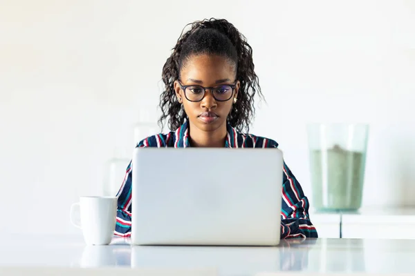 Бізнес молода жінка працює зі своїм ноутбуком в офісі . — стокове фото