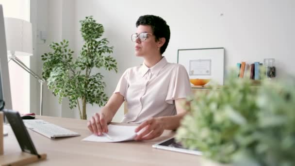 사무실에서 책상에서 일하는 집중된 비즈니스 여성의 비디오 — 비디오