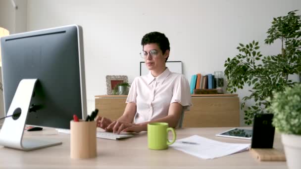 Vídeo Uma Jovem Empresária Concentrada Trabalhando Mesa Escritório — Vídeo de Stock