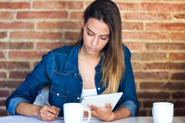 Ganska ung affärskvinna som arbetar med digital Tablet på kontoret. — Stockfoto