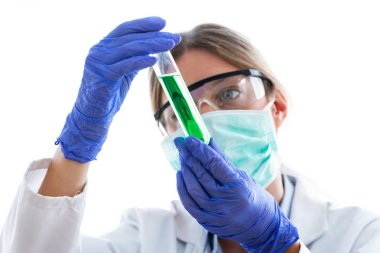 Koruyucu gözlüklü genç bilim adamı kadın beyaz arka plan üzerinde test tüpü arıyor.