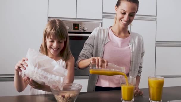 Vídeo Bela Jovem Mãe Sua Filha Preparando Café Manhã Cozinha — Vídeo de Stock