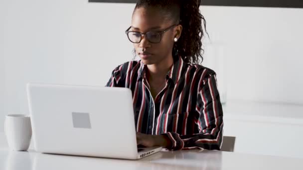 Business ung kvinna som arbetar med sin bärbara dator på kontoret. — Stockvideo