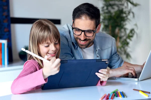 Niña bonita mostrando a su padre el cuadro que acaba de dibujar en la tableta digital en casa . — Foto de Stock