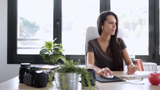 Video Una Joven Mujer Negocios Sonriente Trabajando Con Computadora Mientras — Vídeo de stock