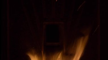 Bir tuğla şömine sıcak rahat yanan ateş yakın çekim. Siyah arka plan.