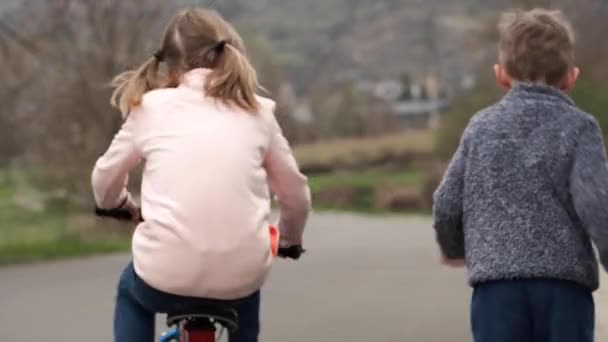 Vídeo Duas Crianças Fazendo Uma Corrida Com Bicicleta Correndo Uma — Vídeo de Stock