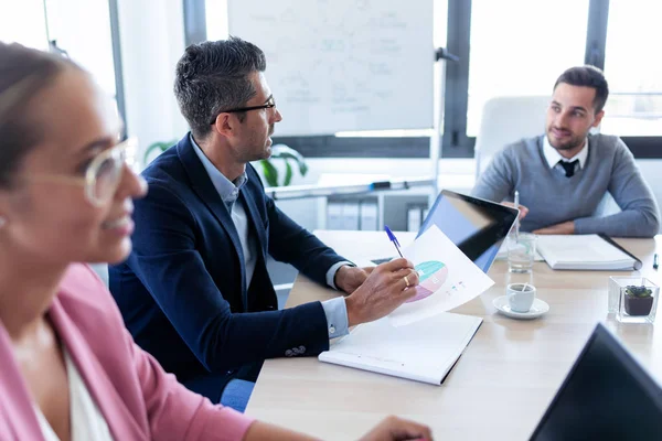 Pebisnis mendiskusikan bersama-sama di ruang konferensi selama pertemuan di kantor . — Stok Foto