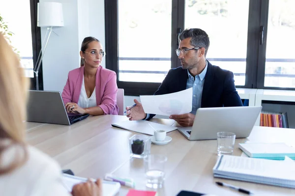 Empresários discutindo juntos na sala de conferências durante reunião no escritório . — Fotografia de Stock