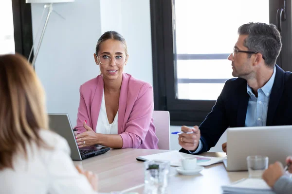 Gli uomini d'affari discutono insieme in sala conferenze durante la riunione in ufficio . — Foto Stock