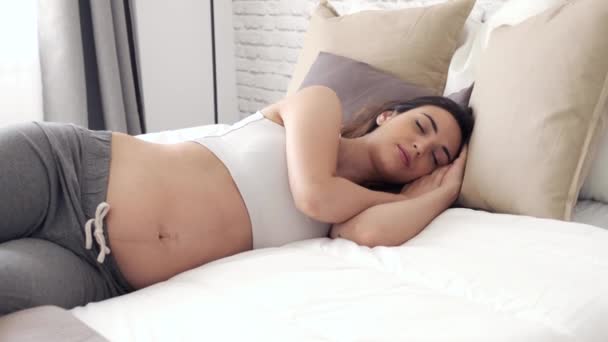 Видео Красивой Молодой Беременной Женщины Спящей Постели Дома Мир Спокойствие — стоковое видео