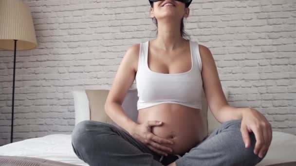 Evde Yatakta Otururken Sanal Gerçeklik Gözlüğü Kullanan Güzel Genç Hamile — Stok video