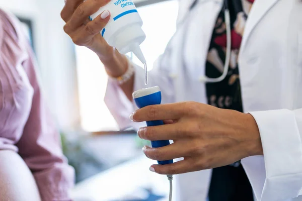 Obstetrician gynecologist performing Doppler auscultation checking blood flow in placenta and uterus in the clinic. — Stock Photo, Image