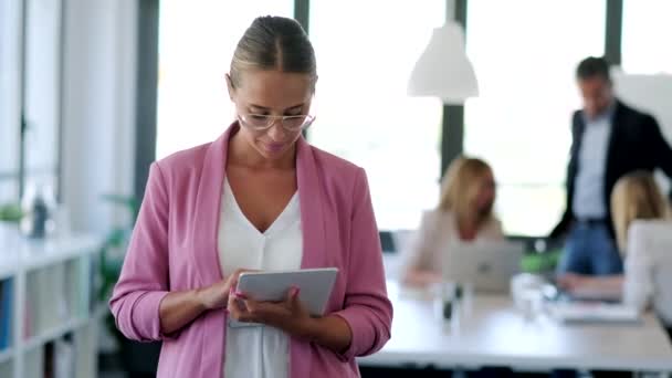 Slimme jonge zakenvrouw werken met digitale tablet op coworking place. — Stockvideo