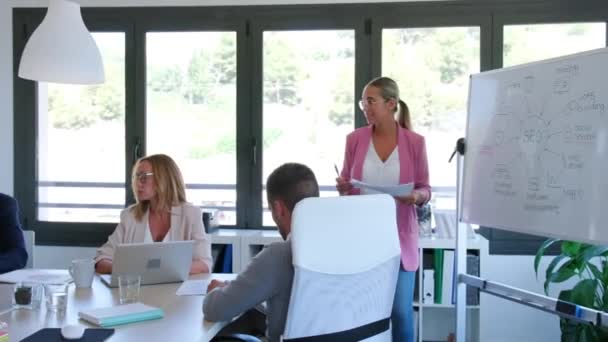 Ділові люди обговорюють разом у конференц-залі під час зустрічі в офісі . — стокове відео