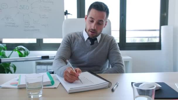 Gente de negocios discutiendo juntos en la sala de conferencias durante la reunión en la oficina . — Vídeos de Stock