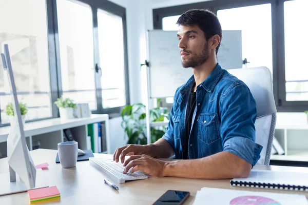 Software ontwikkelaar werkt met computer in het moderne Startup Office. — Stockfoto