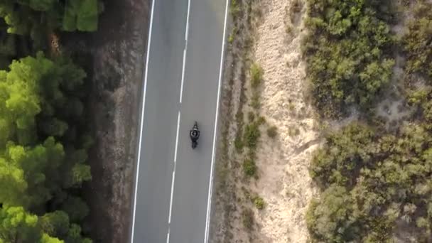 Video Motorcyklist Som Kör Hans Motorcykel Bergvägen Den Lantliga Sidan — Stockvideo