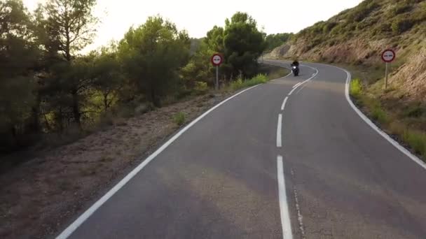 Wideo Motocyklisty Jazdy Motocyklem Górskiej Drodze Stronie Kraju Widok Lotu — Wideo stockowe