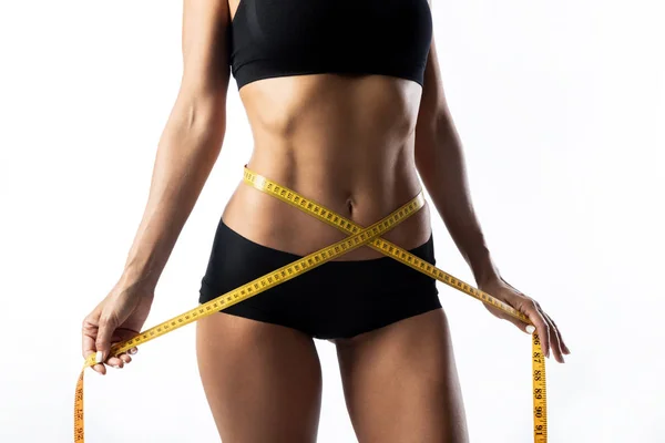 Mulher medindo seu corpo magro isolado no fundo branco . — Fotografia de Stock