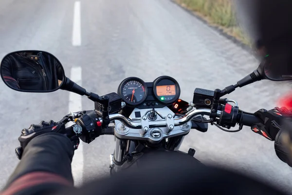 Achteraanzicht van de bestuurder rijden motorfiets op de asfaltweg. — Stockfoto