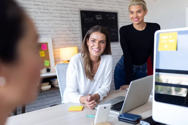 Drie moderne vrouwelijke ondernemers die praten over nieuwe ideeën voor volgend werk in een gezamenlijke werkruimte. — Stockfoto