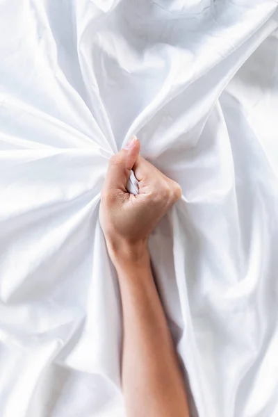 Primer Plano Mano Mujer Sosteniendo Una Sábana Blanca Satinada Concepto — Foto de Stock