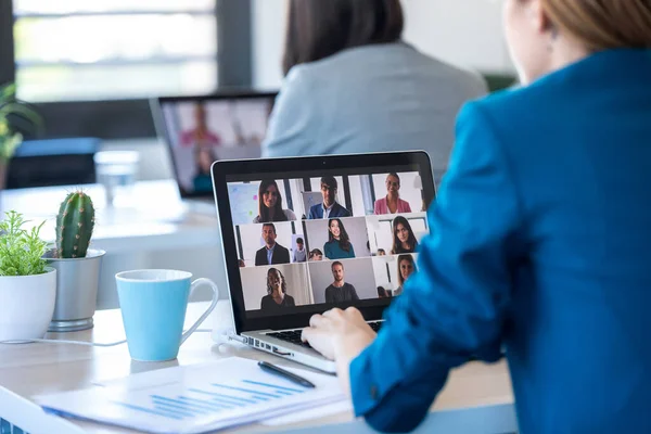 Vista Posterior Dos Mujeres Negocios Hablando Videollamada Con Diversos Colegas — Foto de Stock